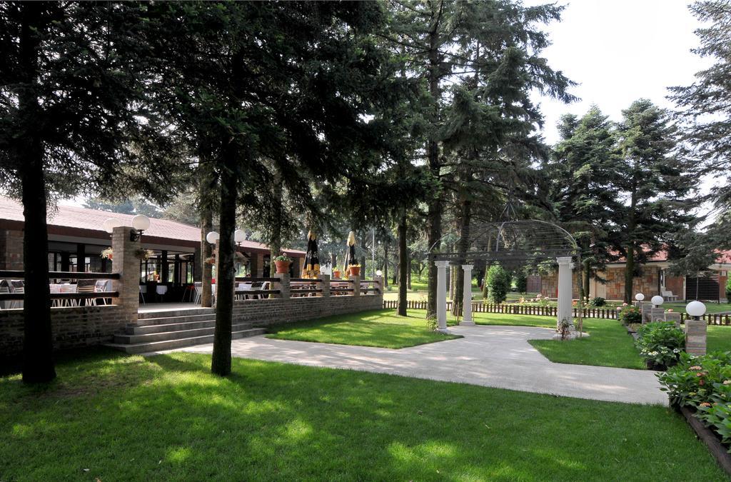 Hotel 1000 Ruza Belgrado Buitenkant foto