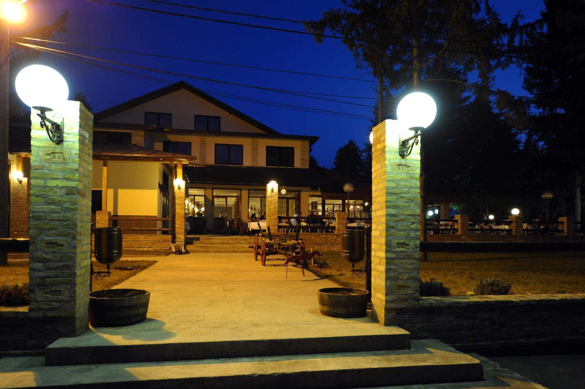 Hotel 1000 Ruza Belgrado Buitenkant foto