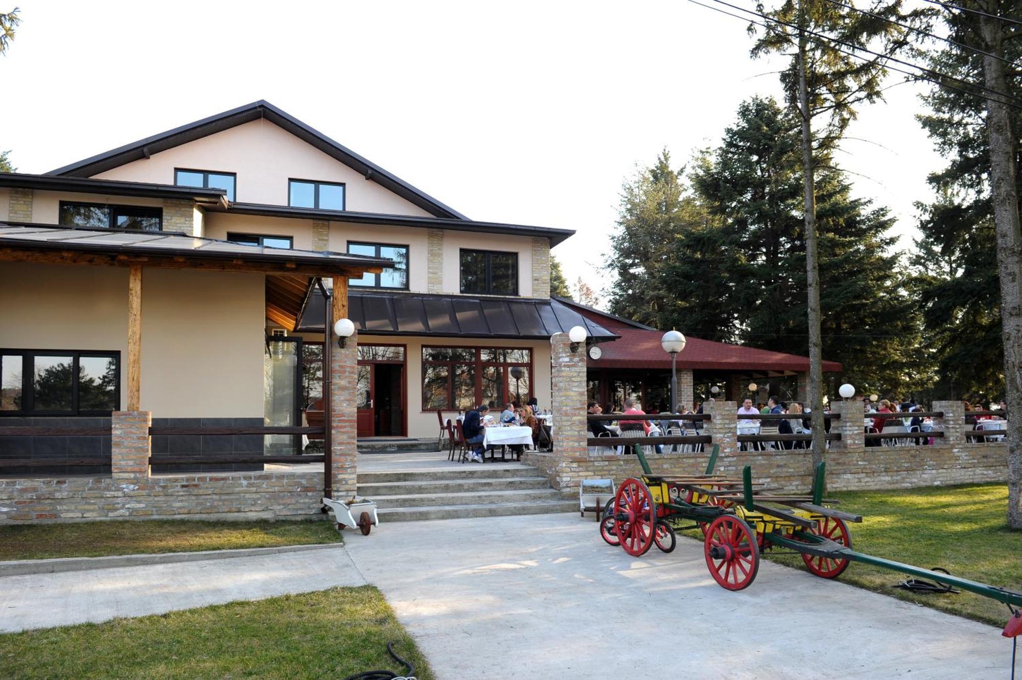 Hotel 1000 Ruza Belgrado Buitenkant foto