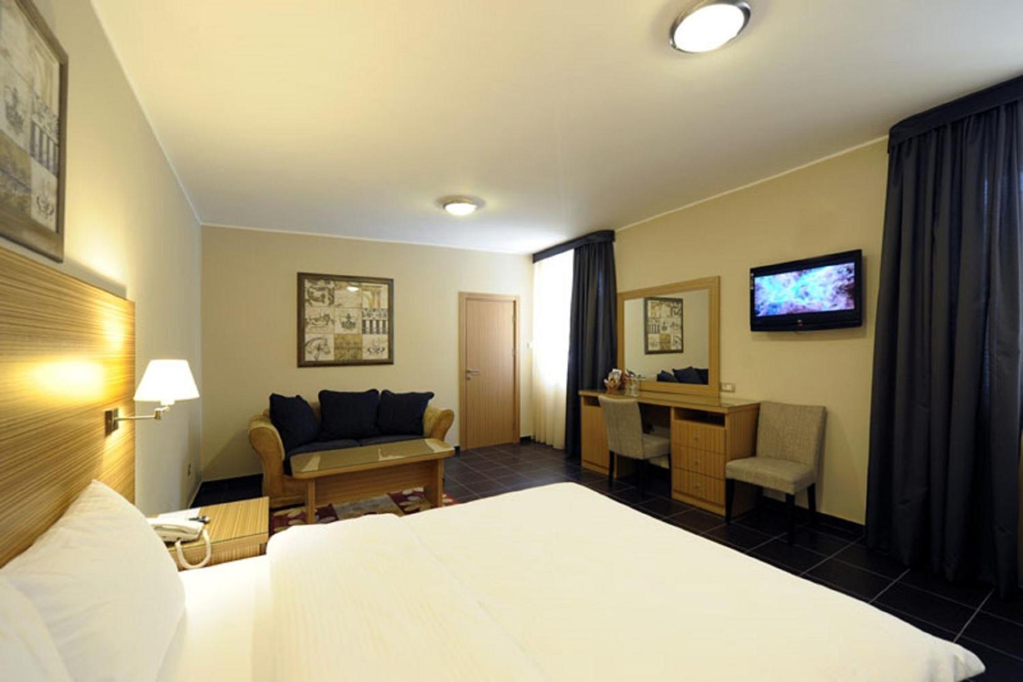 Hotel 1000 Ruza Belgrado Kamer foto