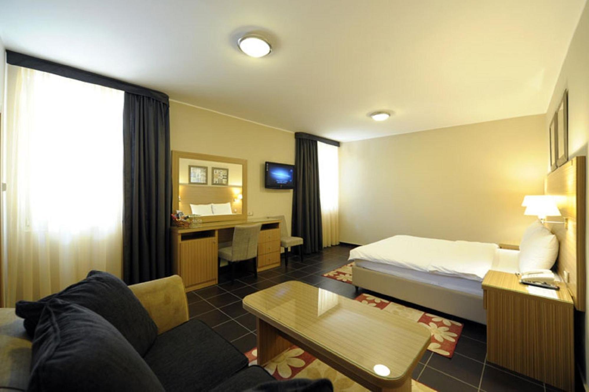 Hotel 1000 Ruza Belgrado Kamer foto