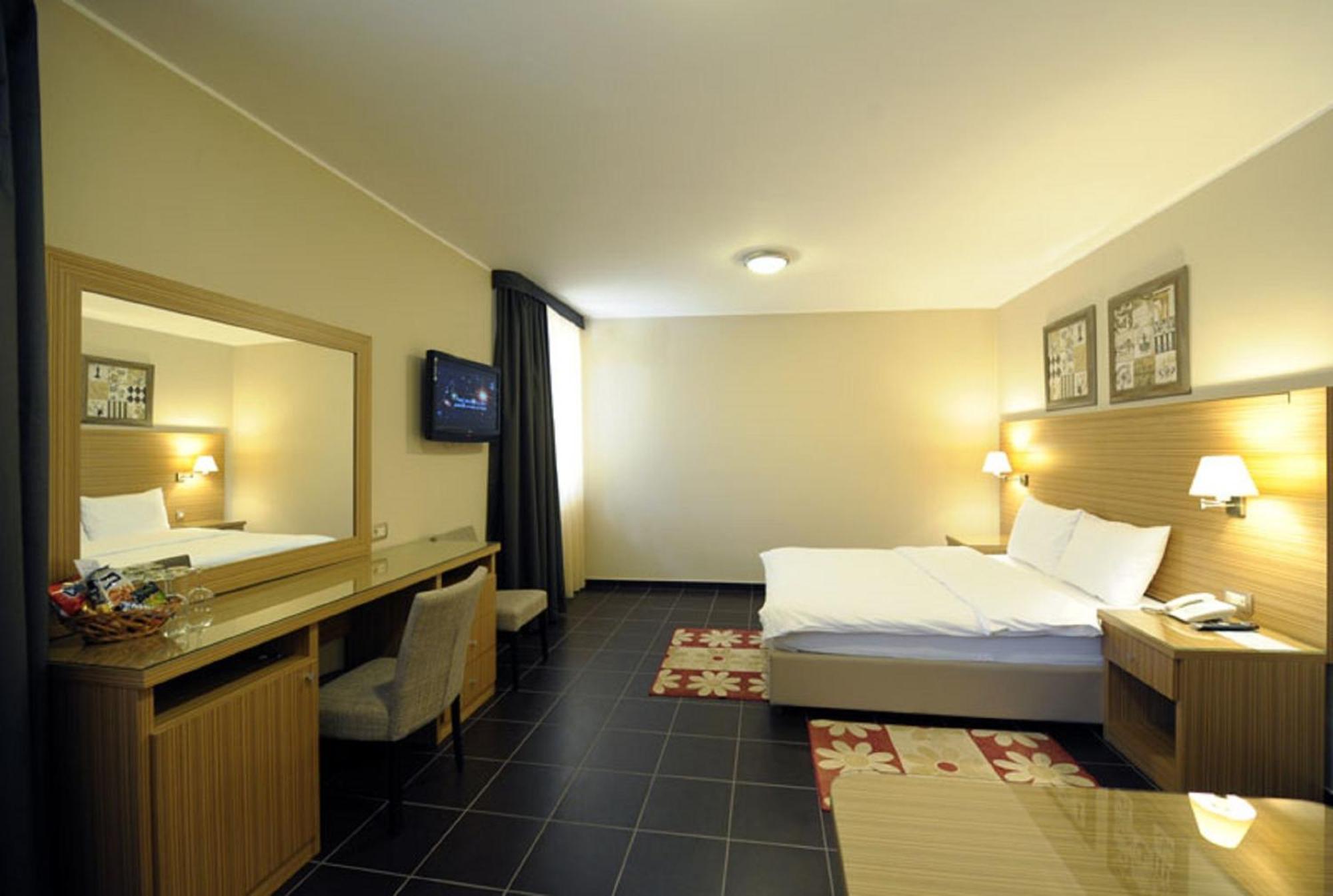 Hotel 1000 Ruza Belgrado Kamer foto