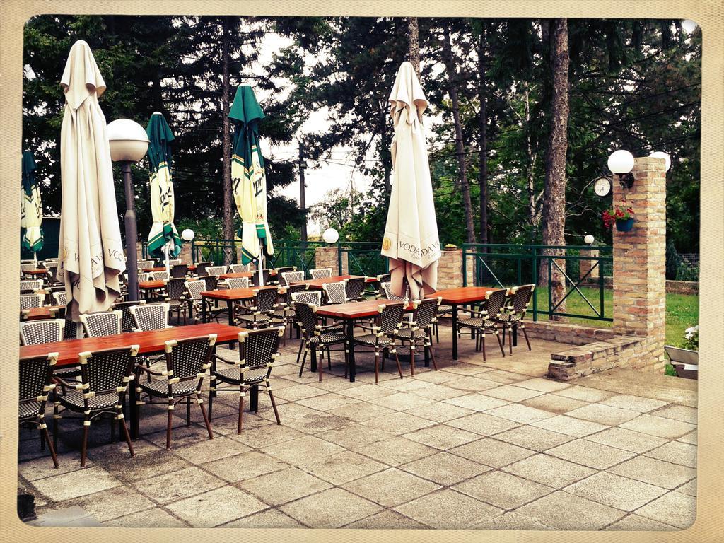Hotel 1000 Ruza Belgrado Buitenkant foto