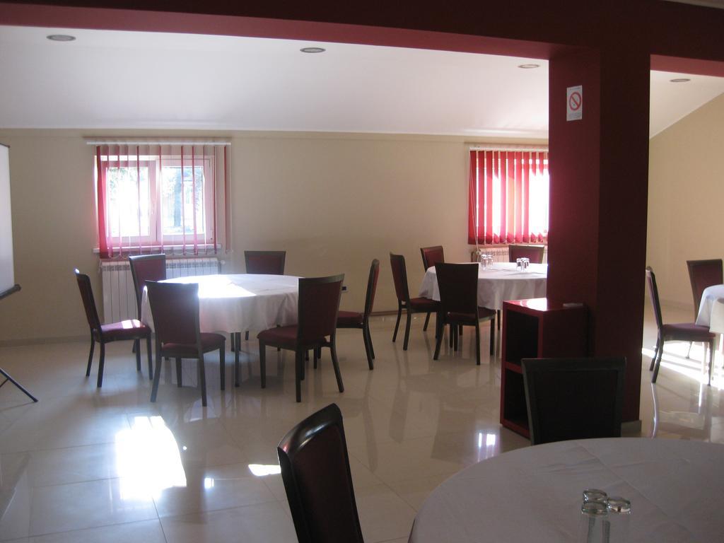 Hotel 1000 Ruza Belgrado Buitenkant foto